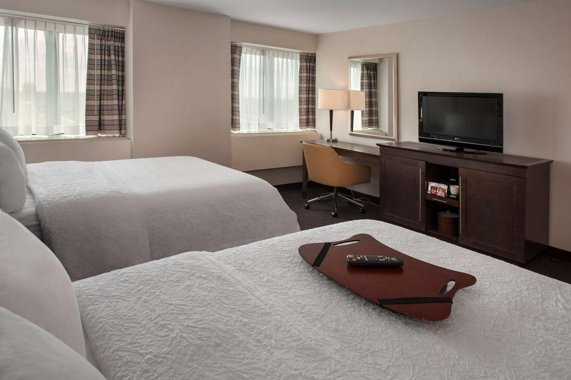 Hampton Inn & Suites Milwaukee Downtown Exterior foto
