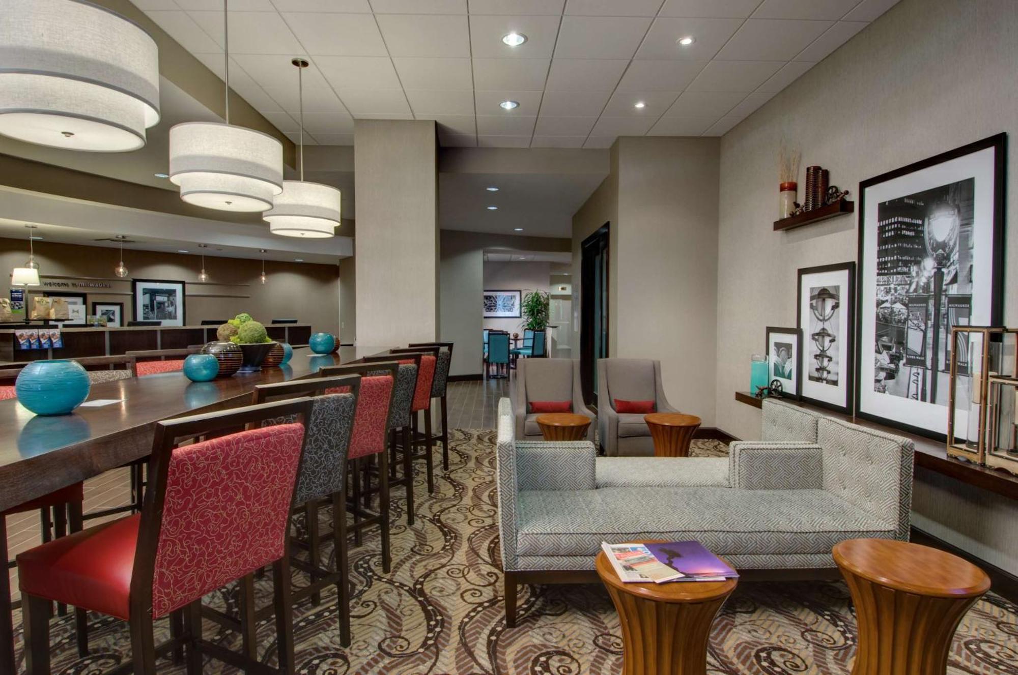 Hampton Inn & Suites Milwaukee Downtown Exterior foto