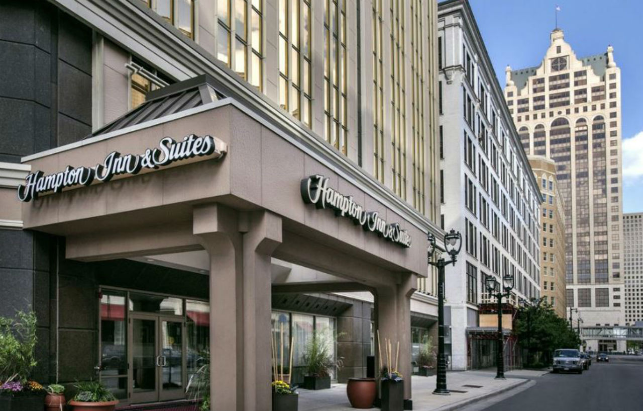 Hampton Inn & Suites Milwaukee Downtown Exterior foto